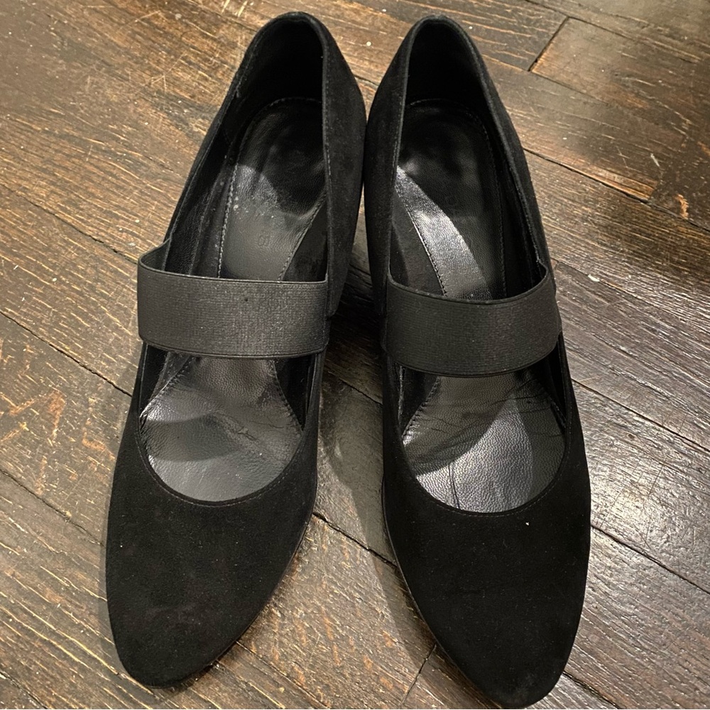 Comfortable but elegant wedge heel in Italian suede
